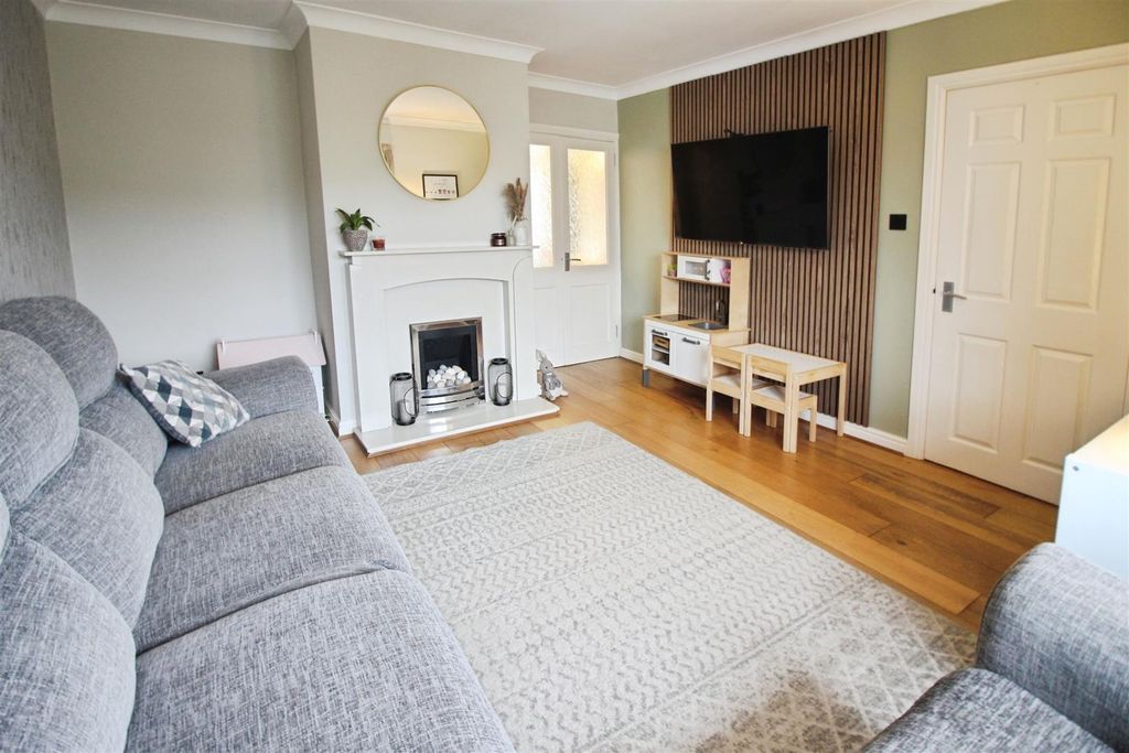 Property photo 3 of 16 Lounge