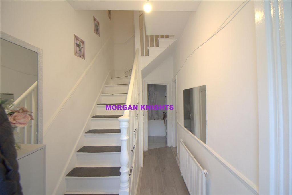 Property photo 2 of 11 Entrance: