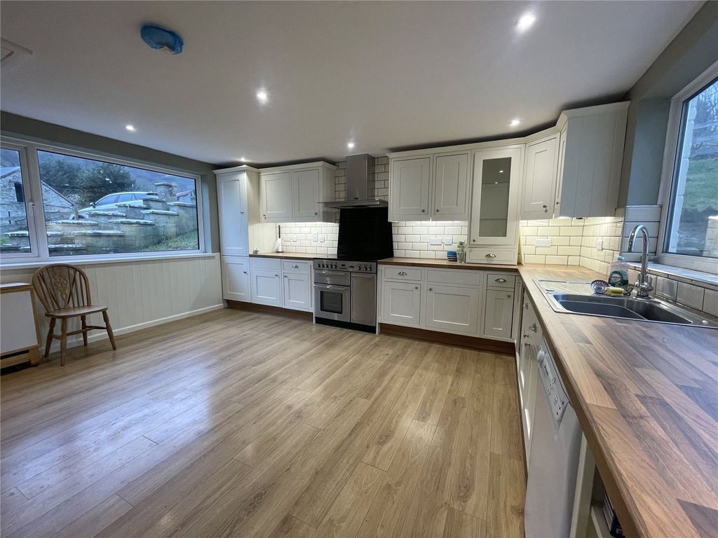 Property photo 3 of 11 Kitchen