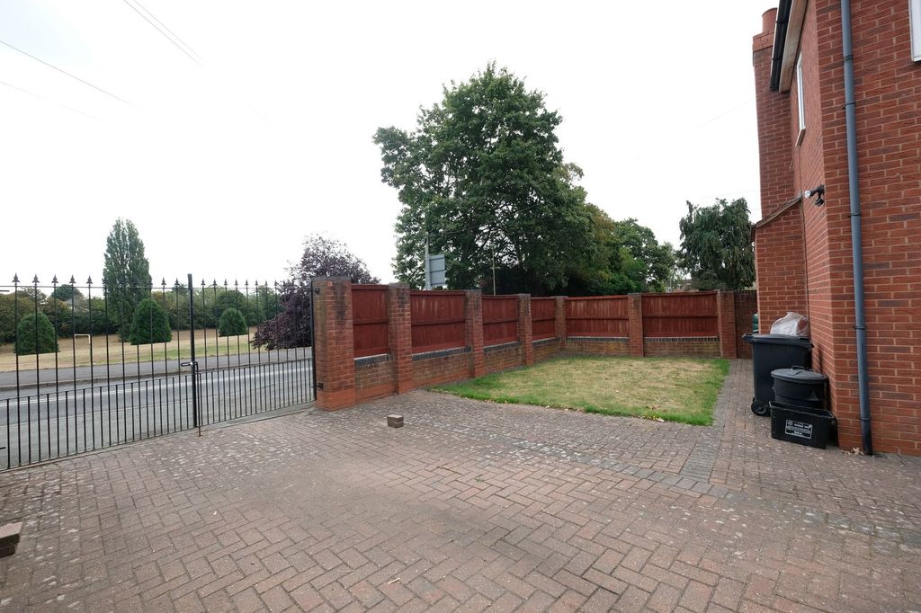 Property photo 2 of 31