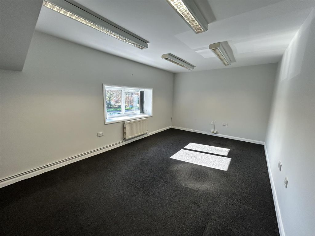 Property photo 2 of 4 Office