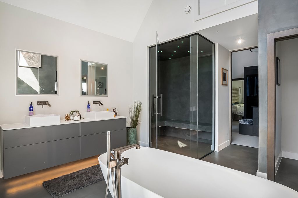 Additional image 13 of 6 bed detached house for saleHeath Road, Petersfield, Hampshire GU31