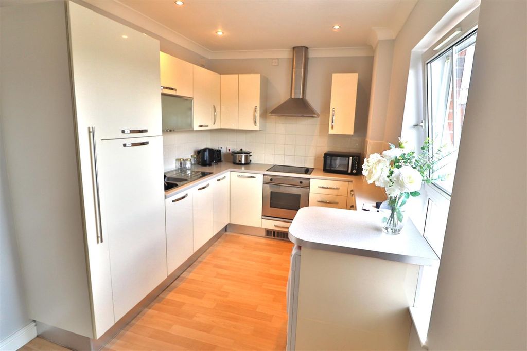 Property photo 3 of 14 Kitchen Area