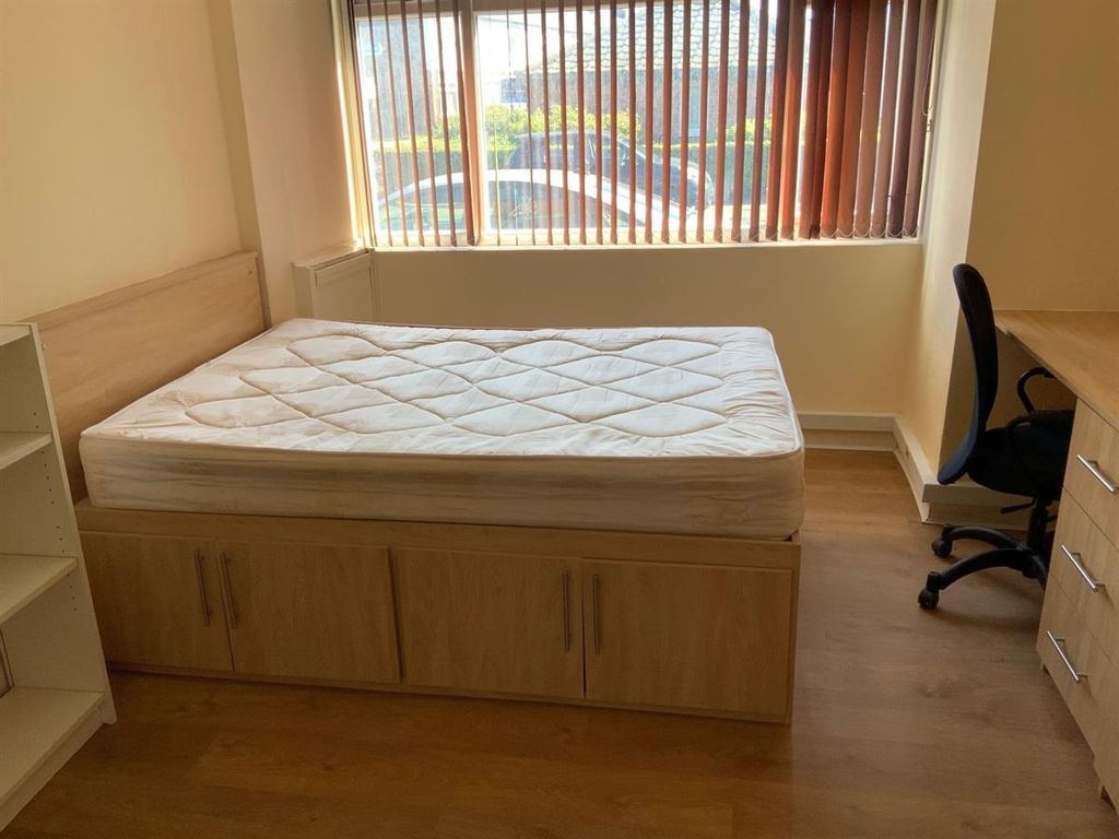 Property photo 3 of 8 A Spacious And Bright Master Bedroom Featuring A c...