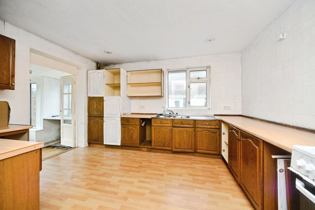 Property photo 3 of 22 Kitchen