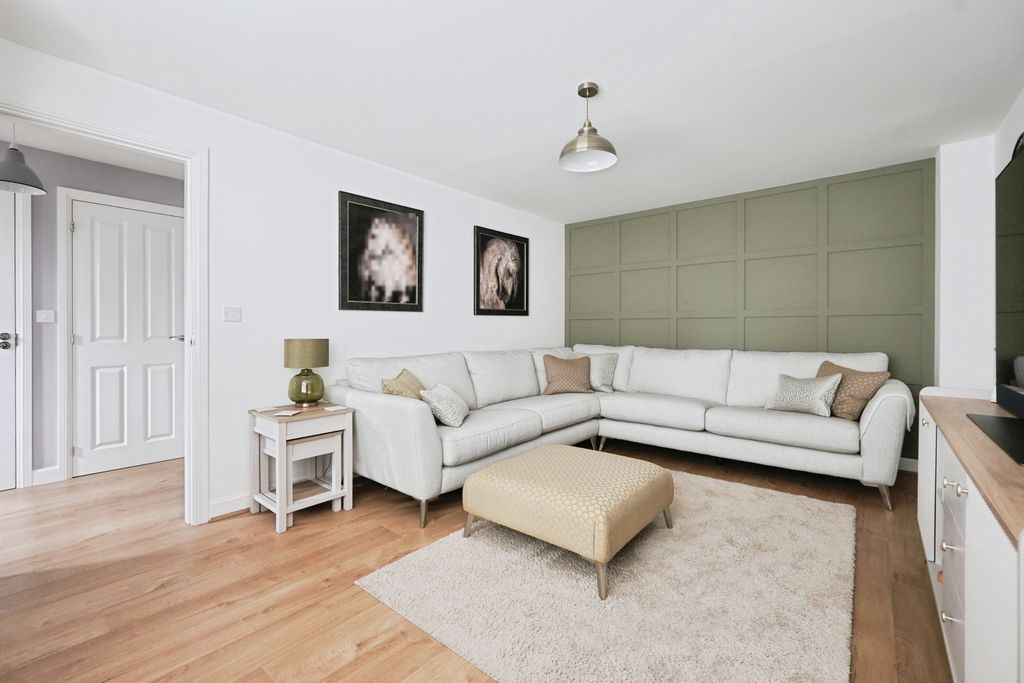 Property photo 3 of 20 Lounge