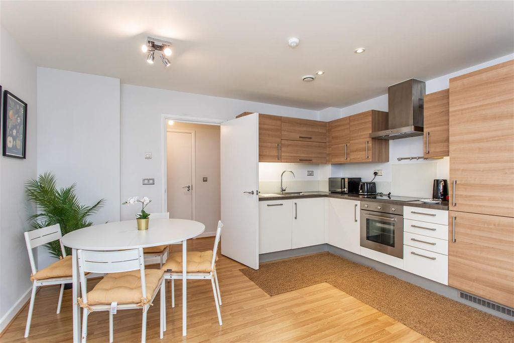 Property photo 2 of 21 Kitchen/Dining Area