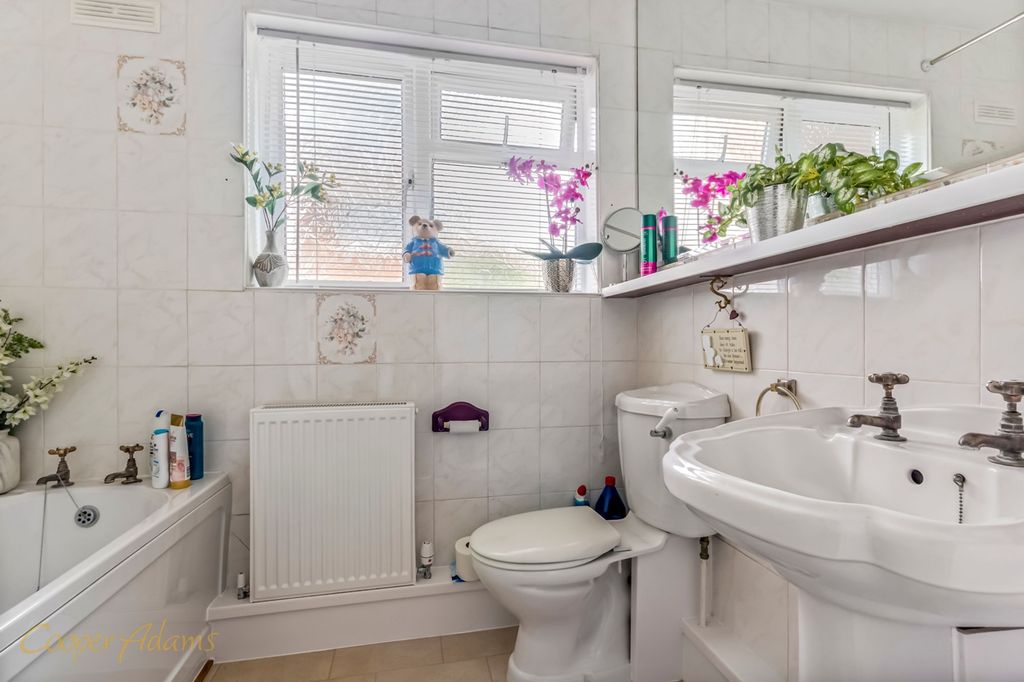 Property photo 2 of 11 Bathroom