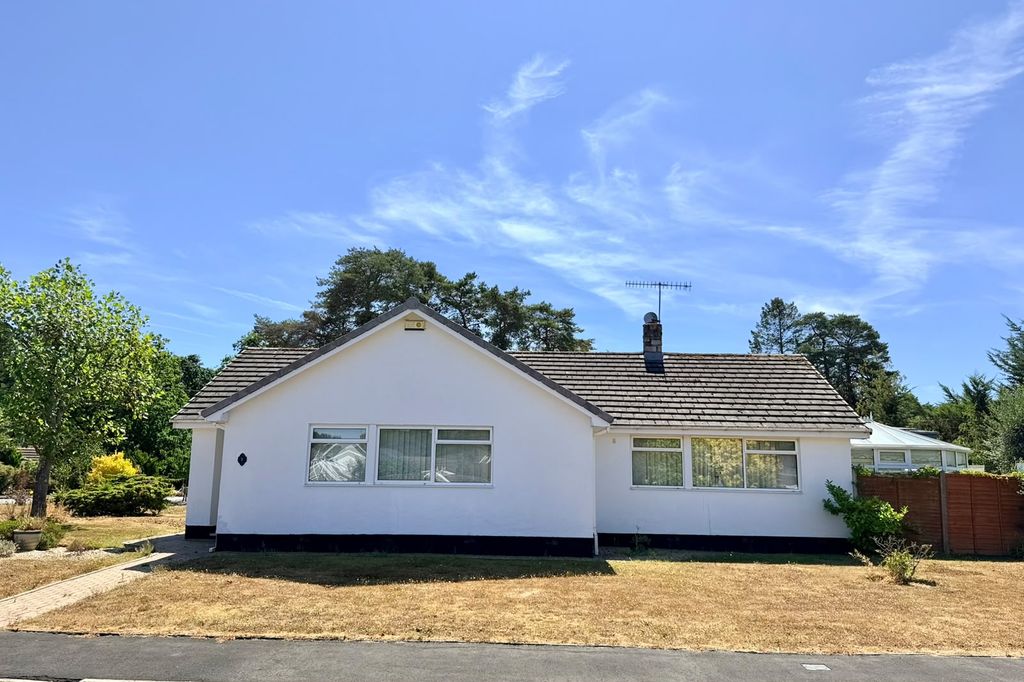 Property photo 2 of 26 Pine Manor Road Photos (20)
