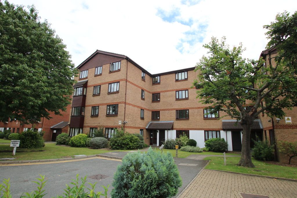 Property photo 2 of 6 Burnham Gardens