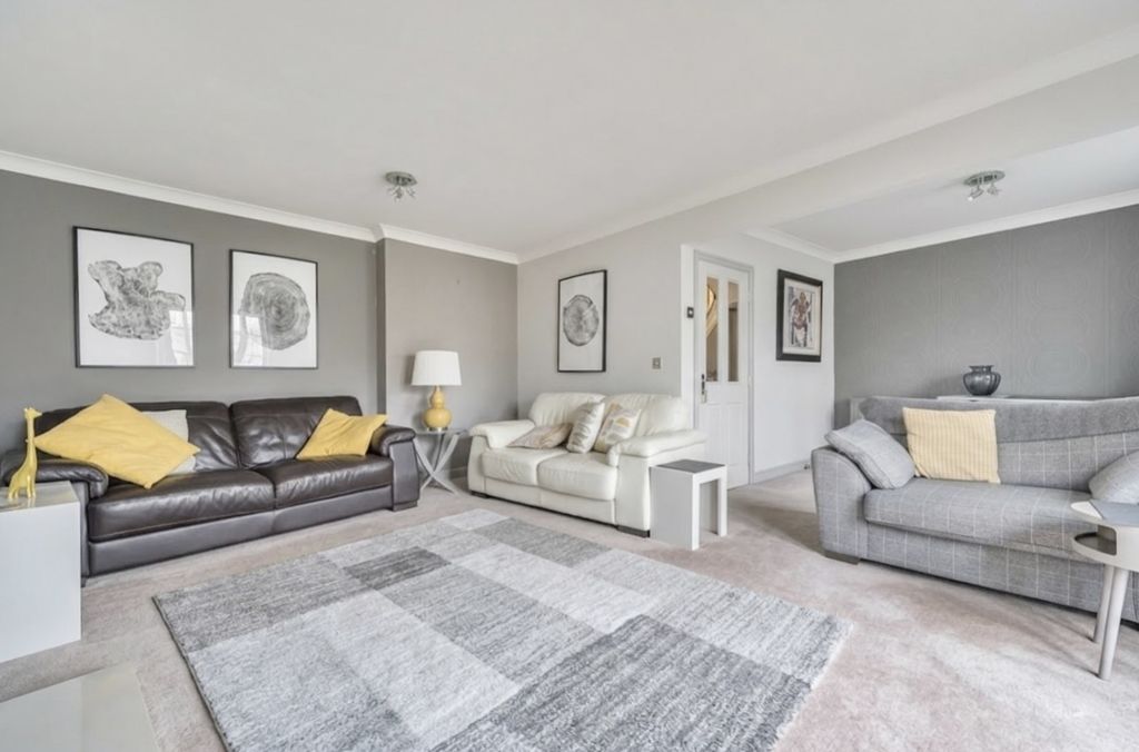 Property photo 2 of 34 Living Room