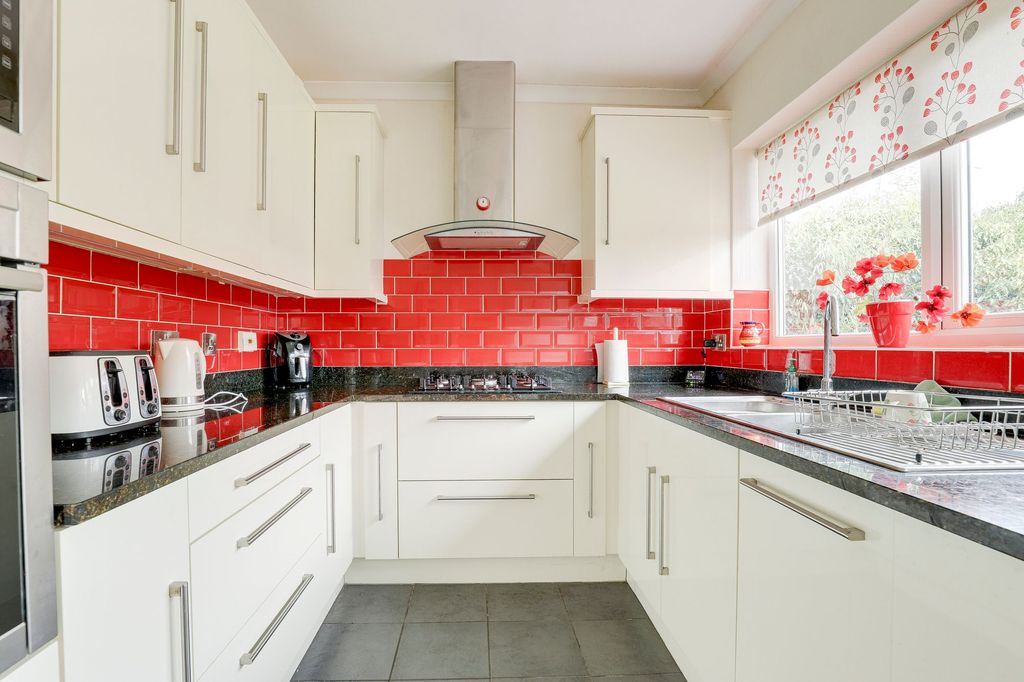 Property photo 3 of 33