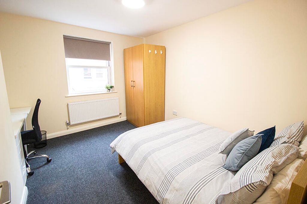 Property photo 3 of 5 This Inviting Double Bedroom Features A Comfortabl...
