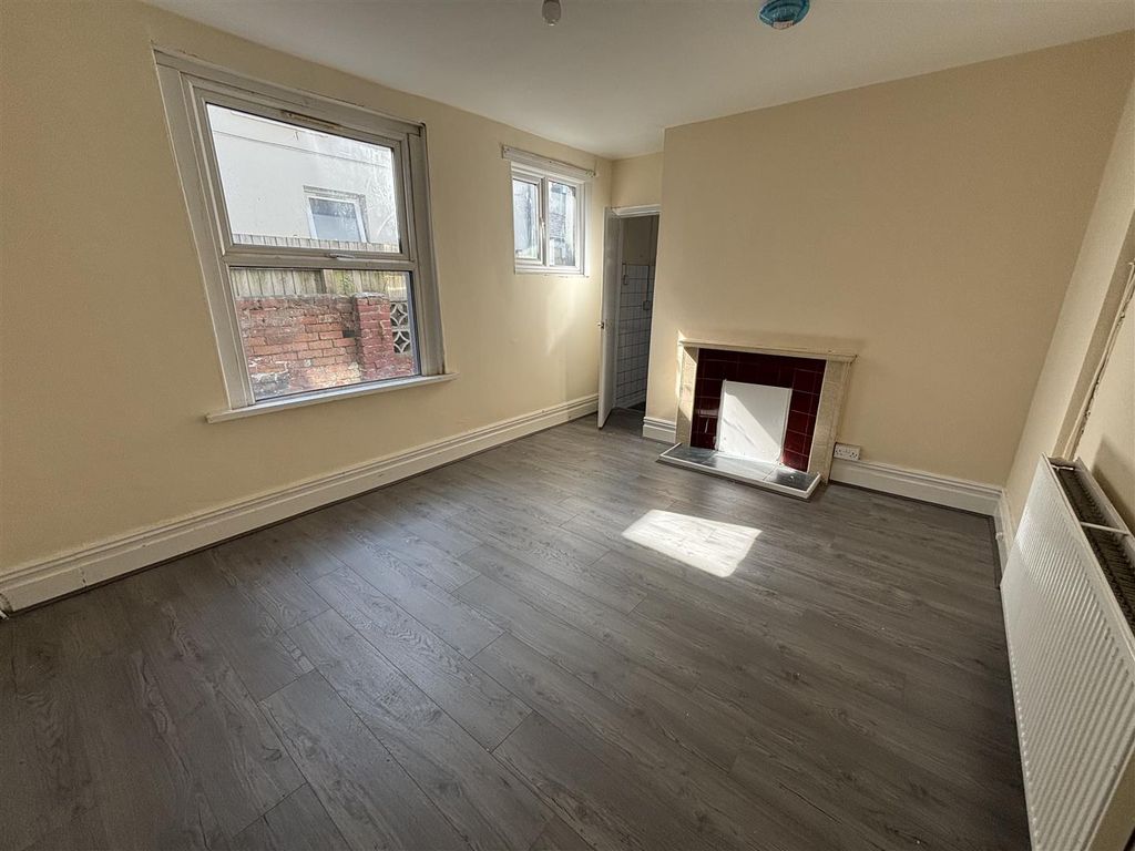 Property photo 3 of 10 Dining Room