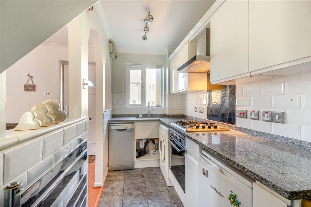 Property photo 3 of 9 8706632-Interior05.Jpg
