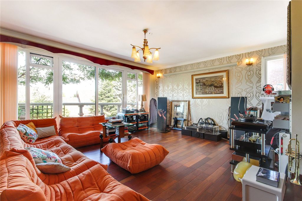 Property photo 2 of 21 Sitting Room