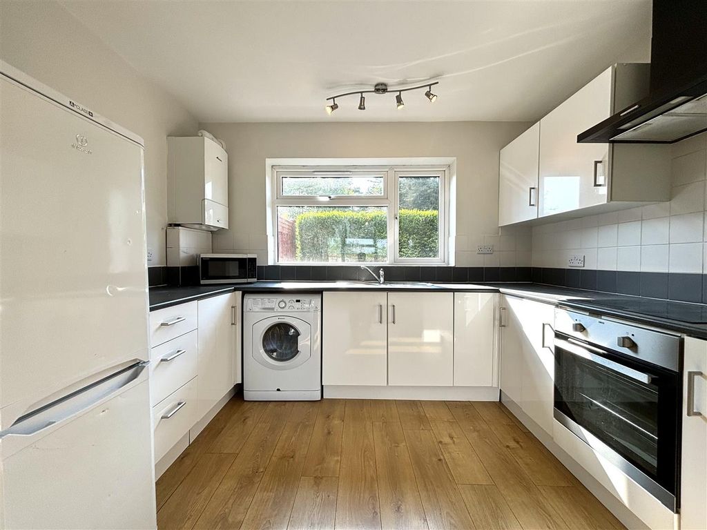 Property photo 3 of 6 Kitchen