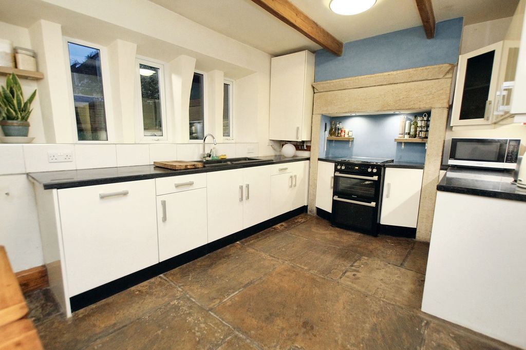 Property photo 3 of 31