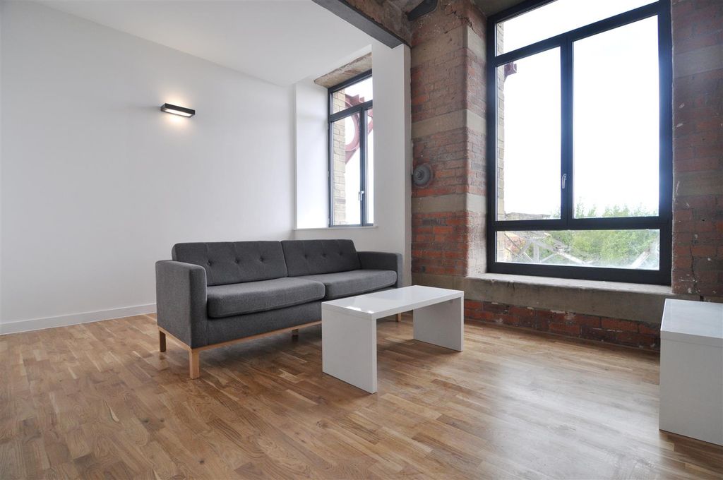 Property photo 1 of 8 Living Room