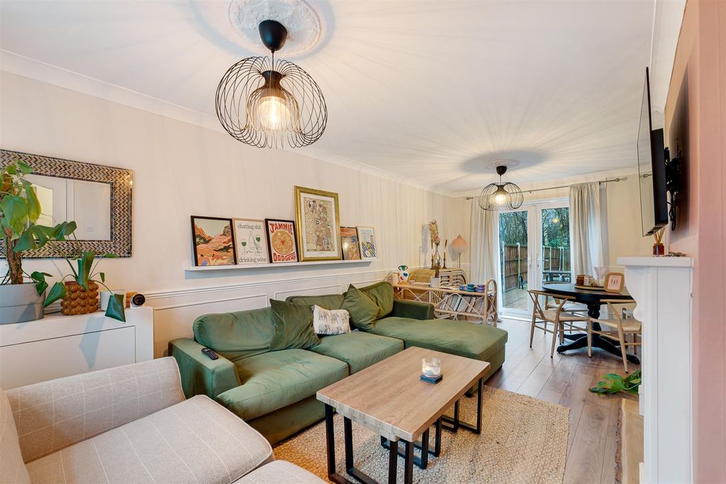 Property photo 2 of 20 118 Coronation Drive Lounge .Jpg