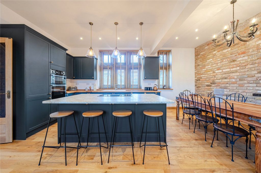 Property photo 3 of 18 Kitchen