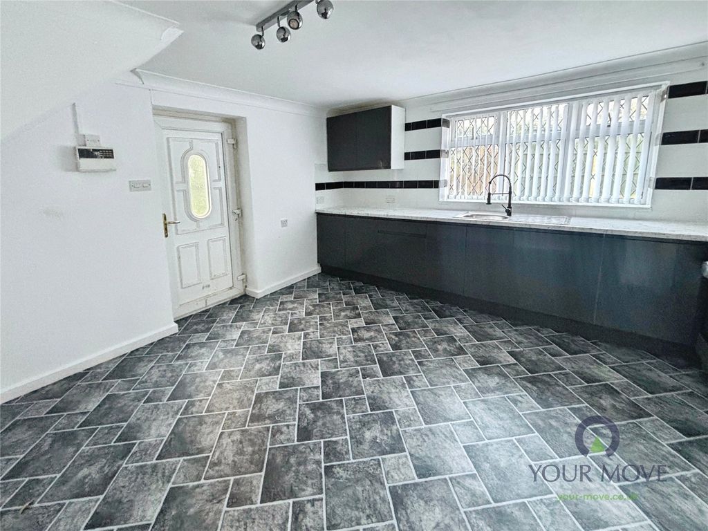 Property photo 3 of 8 Kitchen