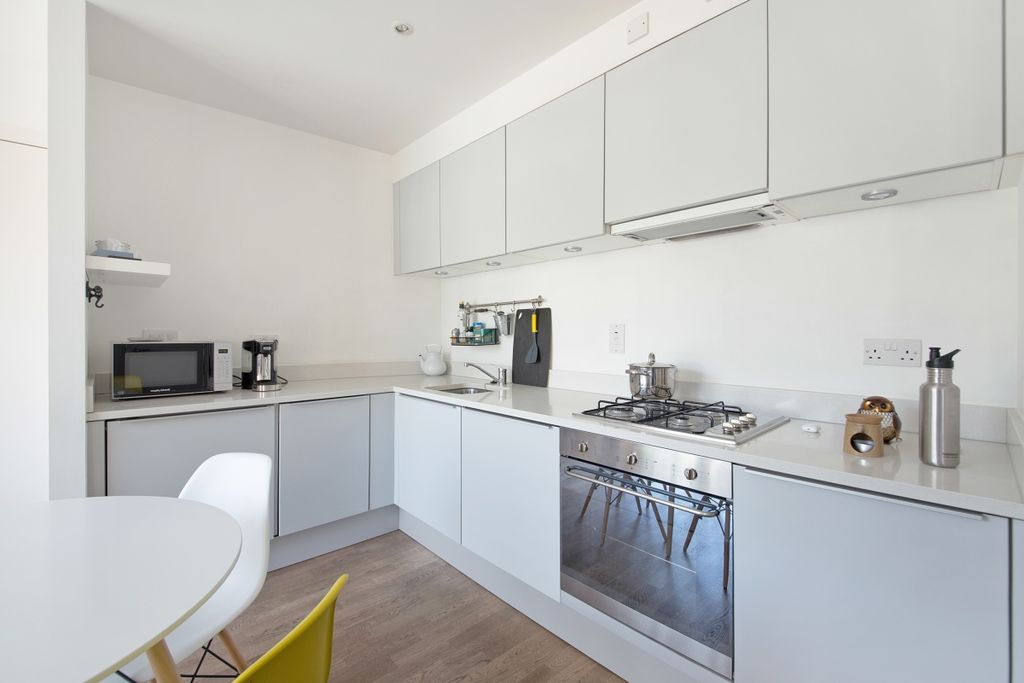 Property photo 3 of 11 Holloway Road,N7 ...