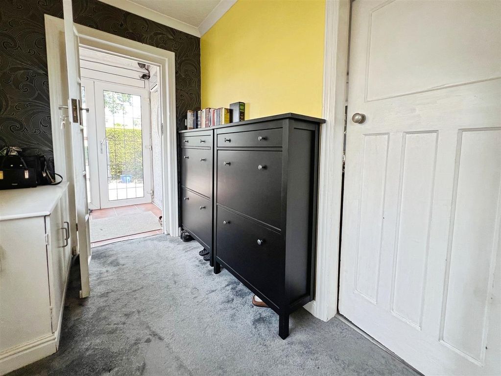 Property photo 2 of 32 Entrance Hall & Porch