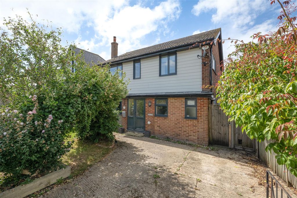 Property photo 1 of 17 Florence Avenue, Whitstable