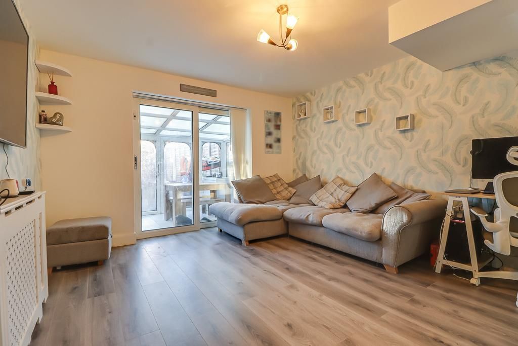 Property photo 3 of 18 Lounge