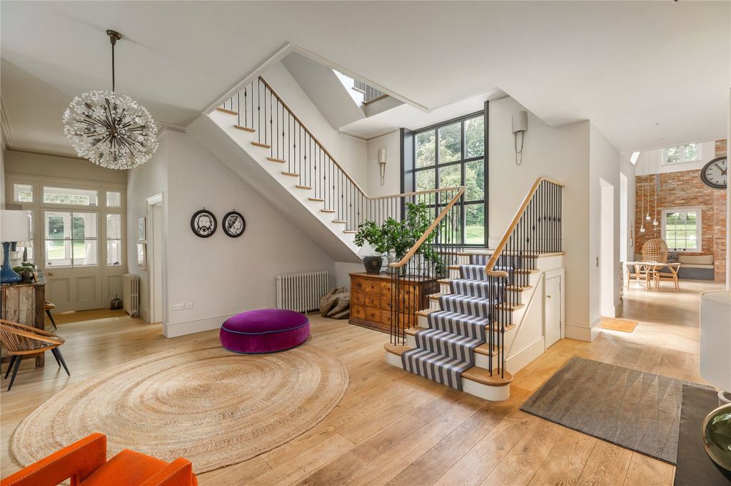 Property photo 3 of 27 Entrance Hall