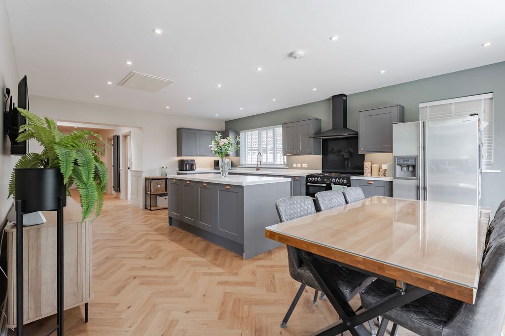 Property photo 2 of 31