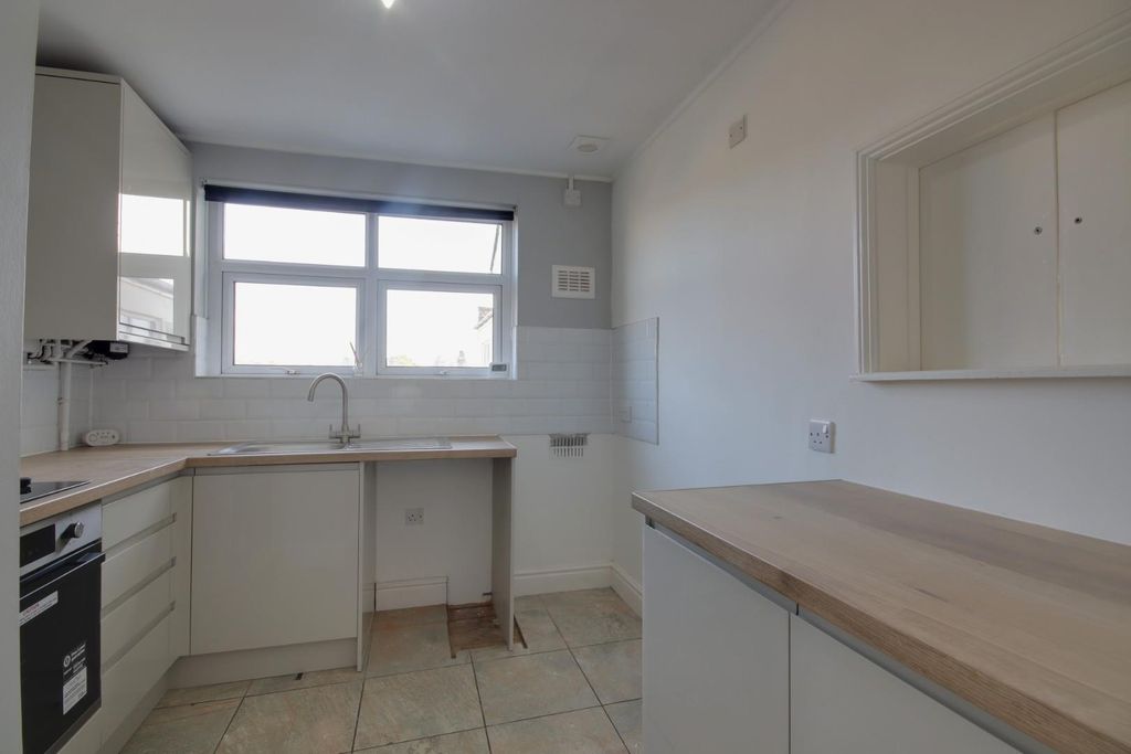 Property photo 3 of 8 Kitchen