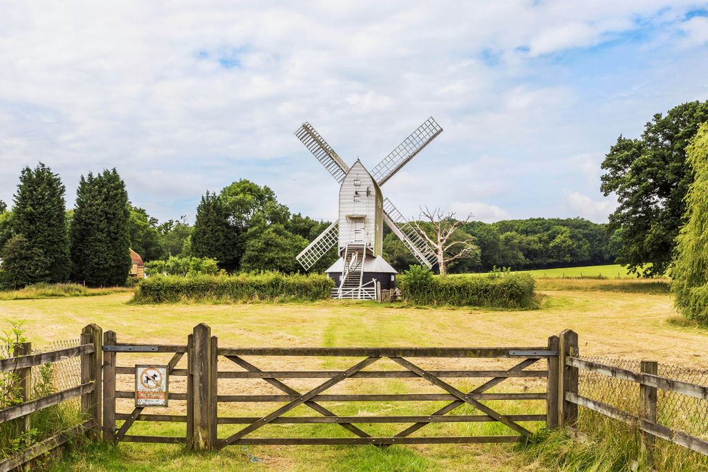 Property photo 2 of 19 Lowfield Heath Windmill