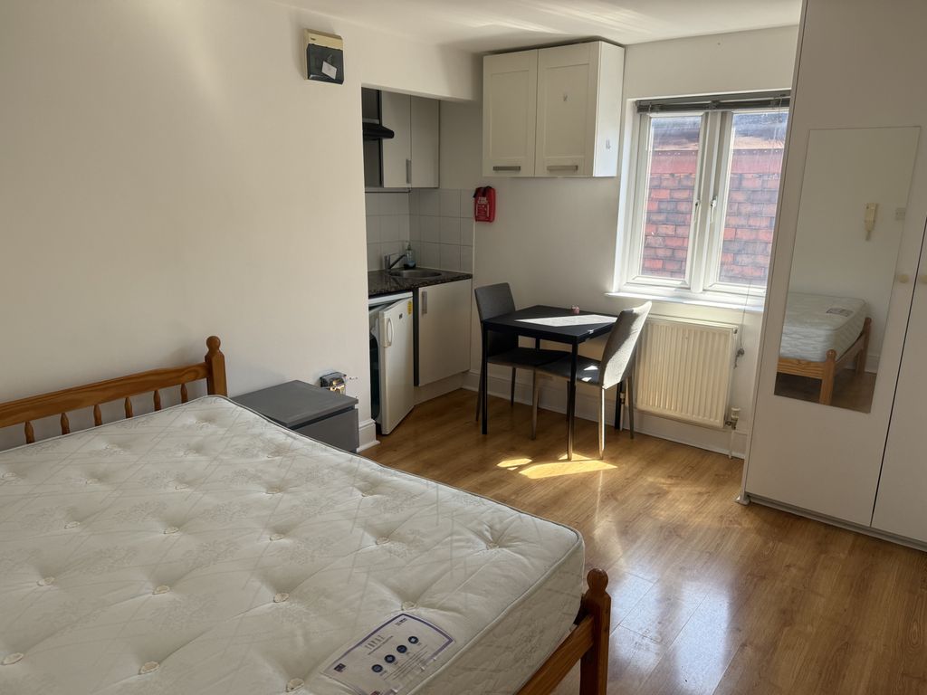 Property photo 1 of 5 Studio To Rent Golders Green Road, London Nw11