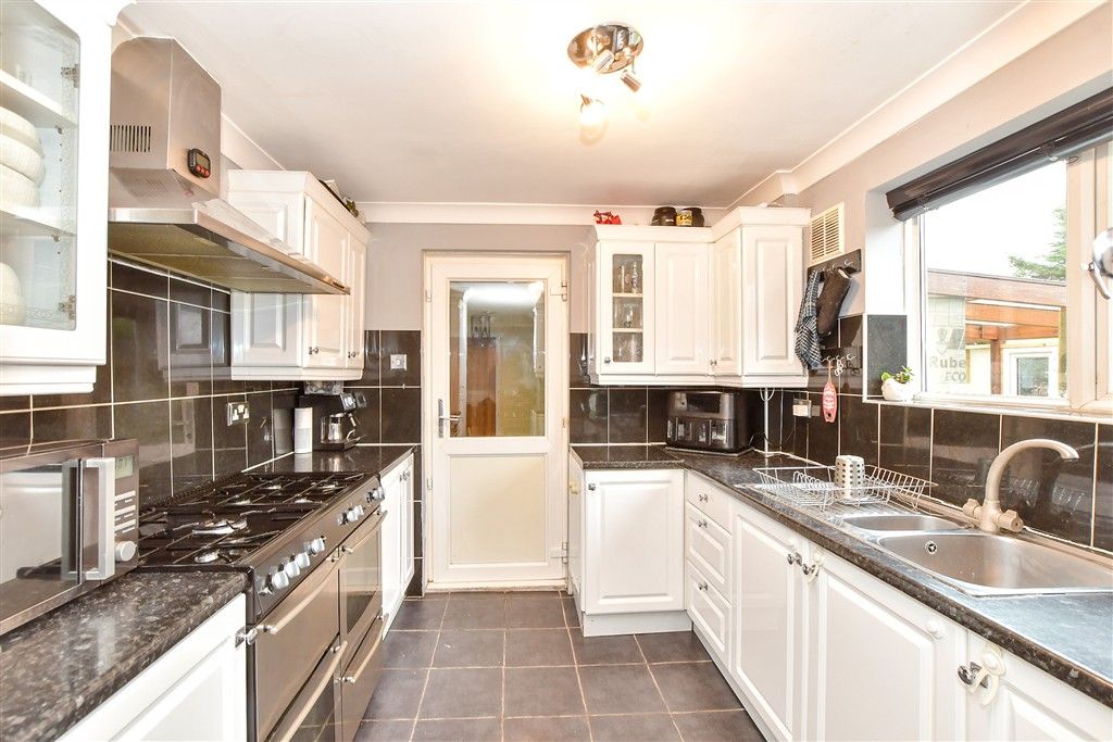 Property photo 3 of 11 Kitchen