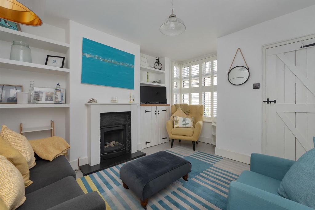 Property photo 2 of 16 West Cliff, Whitstable