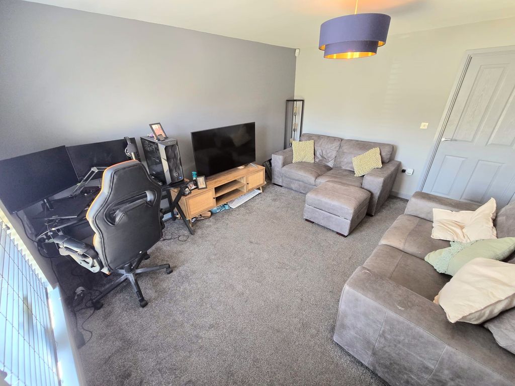 Property photo 3 of 17 Lounge B