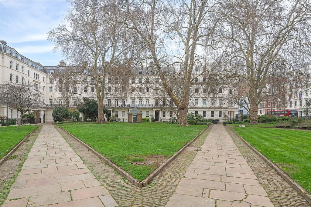 Property photo 2 of 8 Communal Gardens