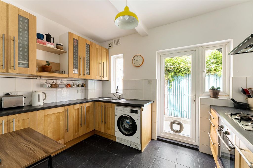 Property photo 3 of 28 Brettenham Road, E17