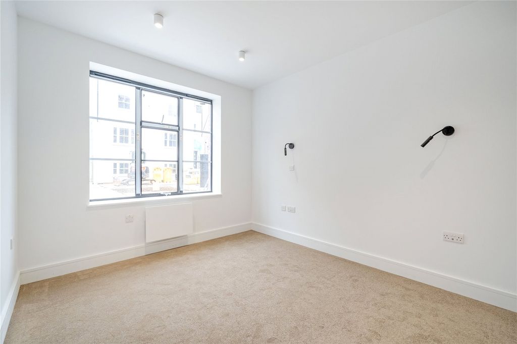 Property photo 3 of 12 Picture No. 01