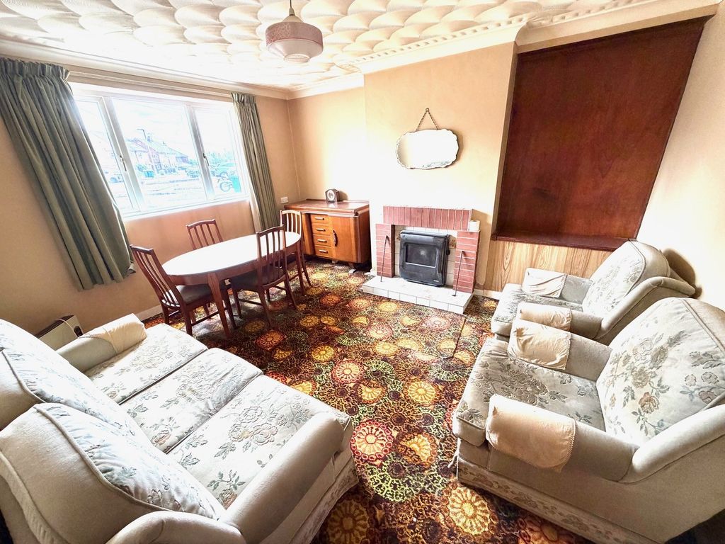 Property photo 2 of 11 Lounge