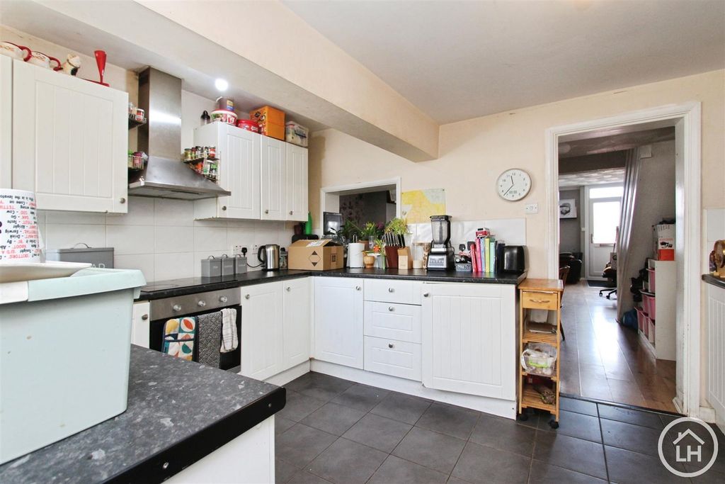 Property photo 3 of 11 Kitchen
