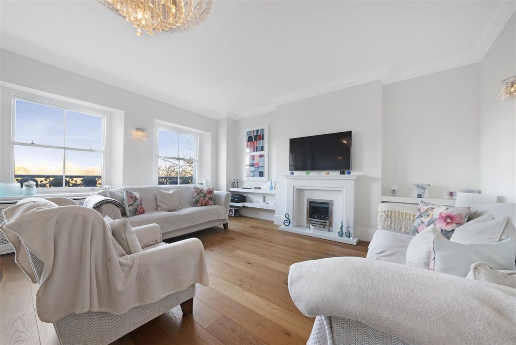 Property photo 3 of 22 Hyde Park Gate, 58, Flat 21-37.Jpg