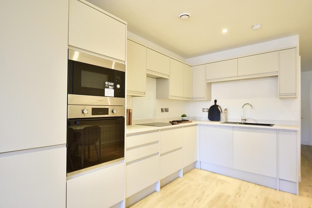Property photo 1 of 5 2 Bed Flat To Rent Duval House, London Sw11