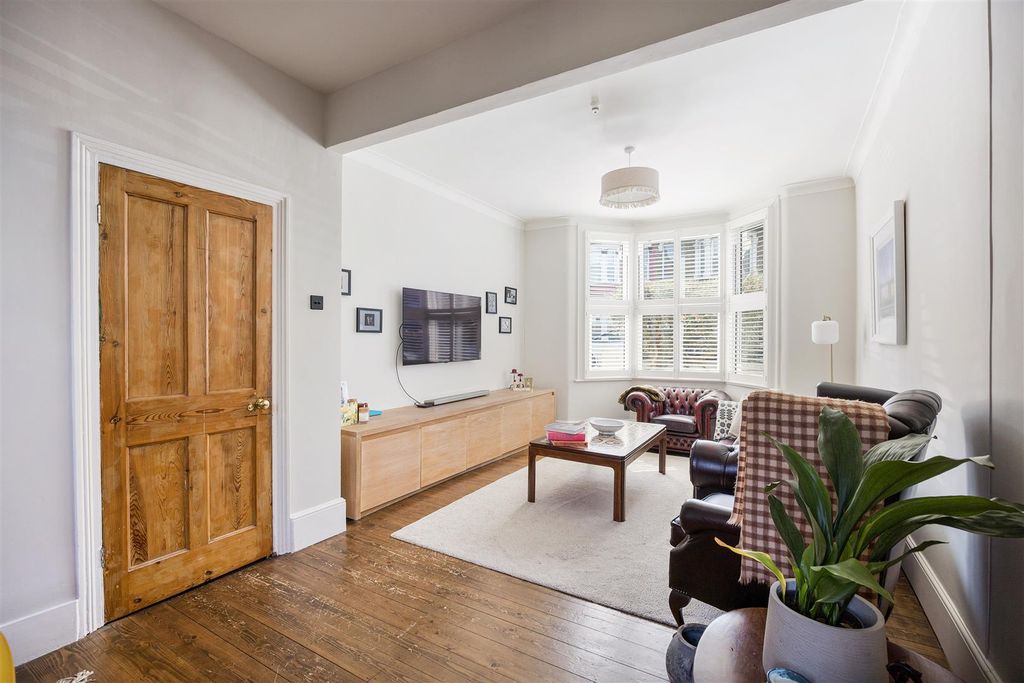 Property photo 2 of 27 Livingstone Road, E17