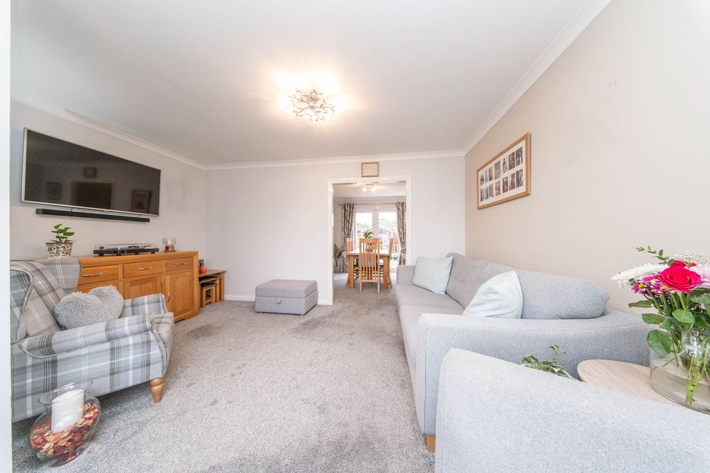 Property photo 3 of 20 Lounge