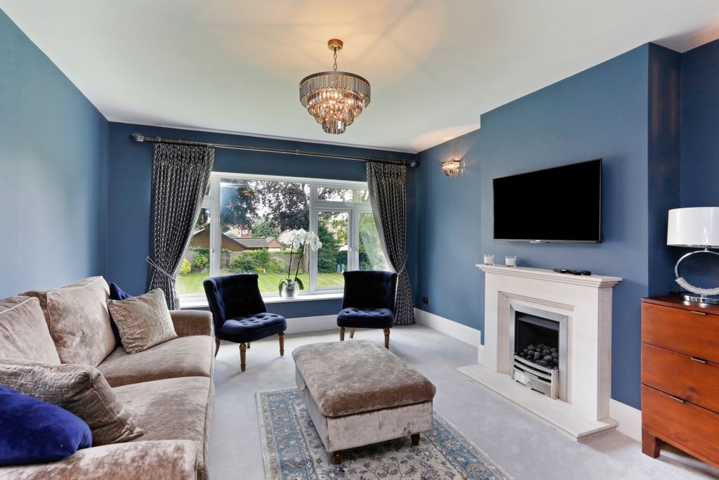 Property photo 2 of 8 33 Bromet Close F...