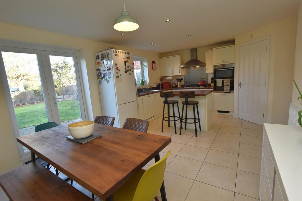 Property photo 2 of 25 Kitchen/Diner/Family Room