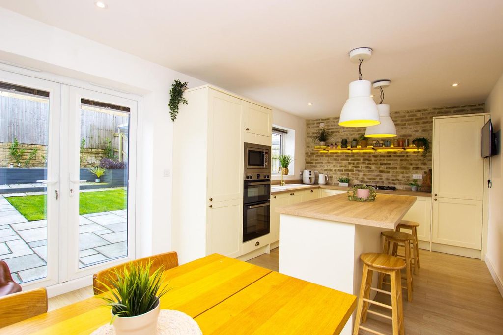 Property photo 2 of 28